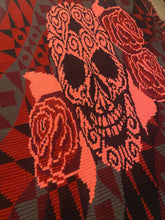 Cargar imagen en el visor de la galería, Manta de regazo de calavera con rosas - Sólo patrón de descarga PDF
