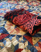 Charger l&#39;image dans la galerie, Crâne avec roses Lap Blanket - Modèle de téléchargement PDF uniquement
